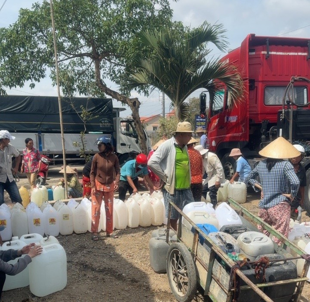 Nhóm "Bếp ăn từ thiện" của Thị xã Gò Công chở nước sạch về vùng ven biển