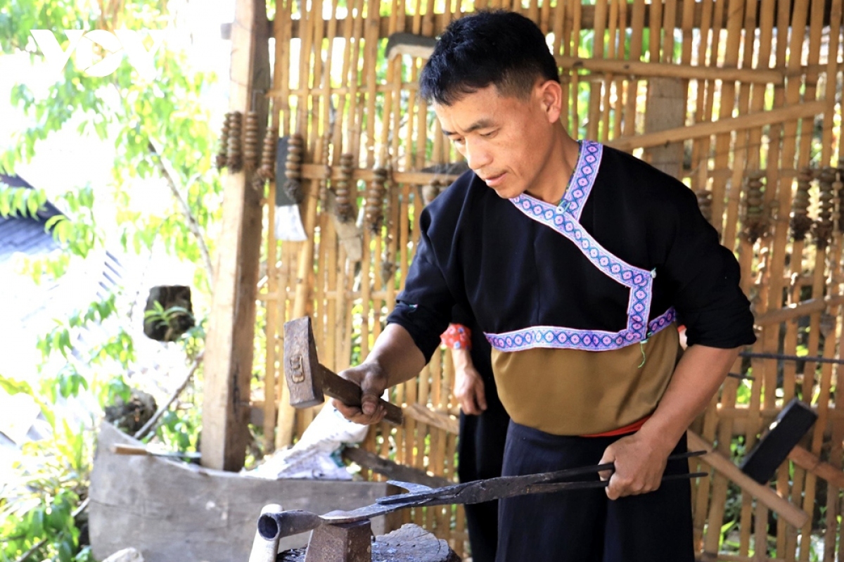 Tại ngày hội Hương sắc bản Mông, các chàng trai đã trổ tài về sự khéo léo khi chế tác ra nhiều sản phẩm gắn liền với sản xuất nông nghiệp như dao, cuốc, liềm...