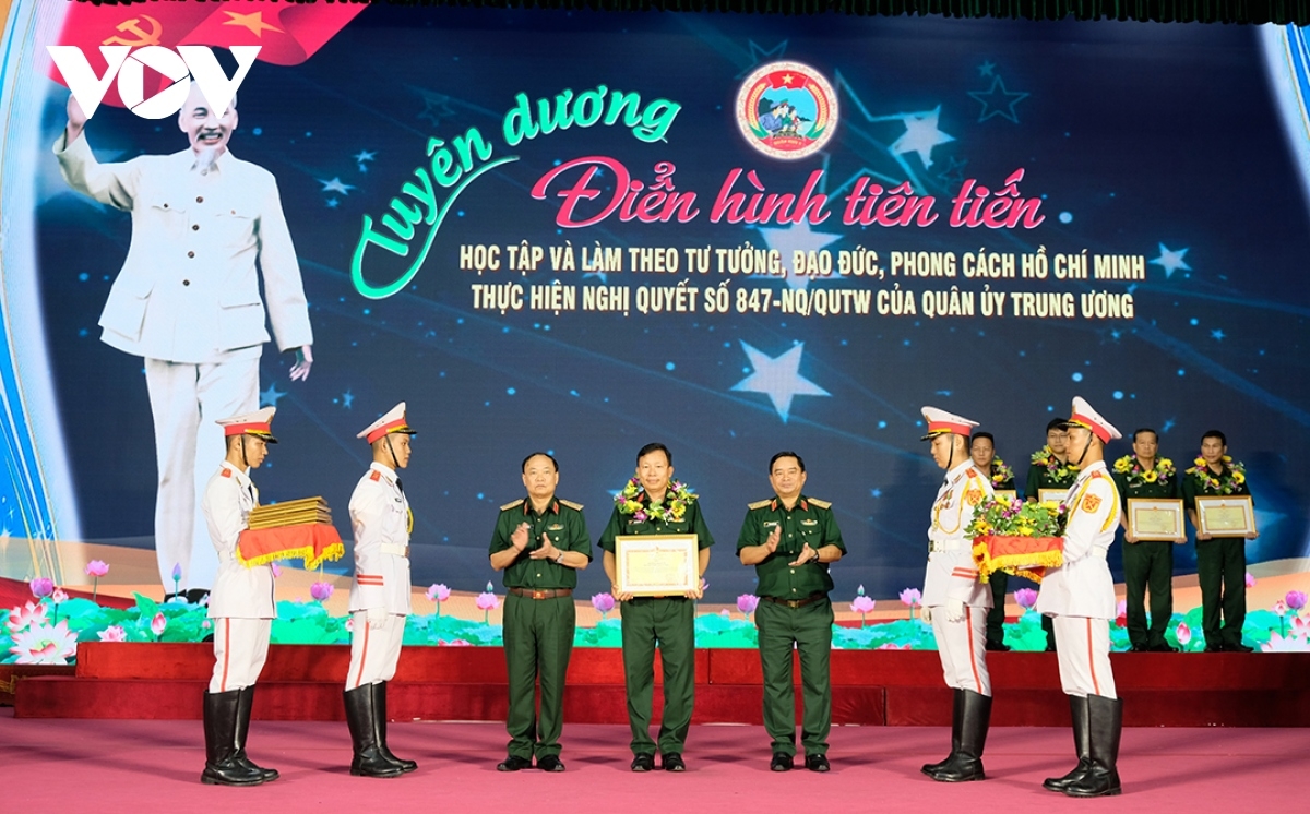 Trung tướng Thái Đại Ngọc, Tư lệnh Quân khu 5 (bên trái) và Trung tướng Trịnh Đình Thạch, Chính ủy Quân khu 5 (bên phải) trao Bằng khen tặng Bộ Chỉ huy Quân sự thành phố Đà Nẵng.