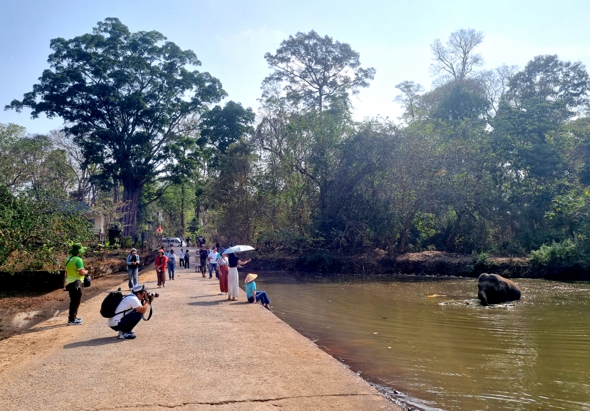 Tour tuai hyu ngui amăng glai mơak ngui hrŏm lăng rơman pơhưč tuai