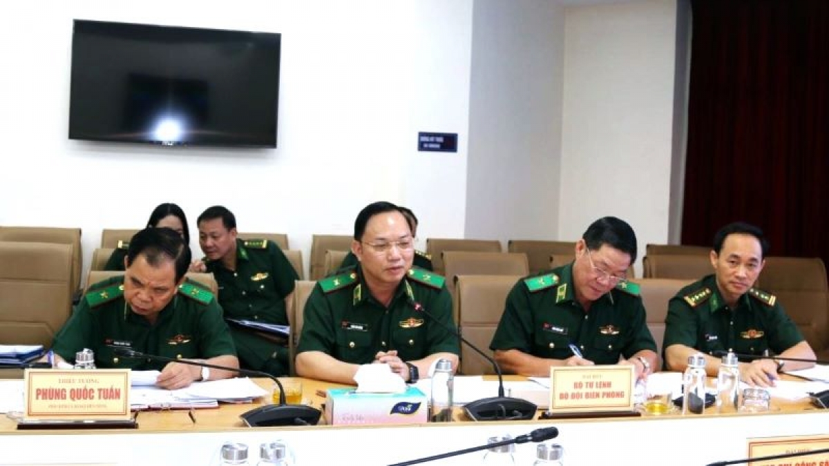 Thiếu tướng Trần Văn Bừng (thứ 2 từ trái sang) tham gia ý kiến tại hội nghị. Ảnh: Bích Nguyên
