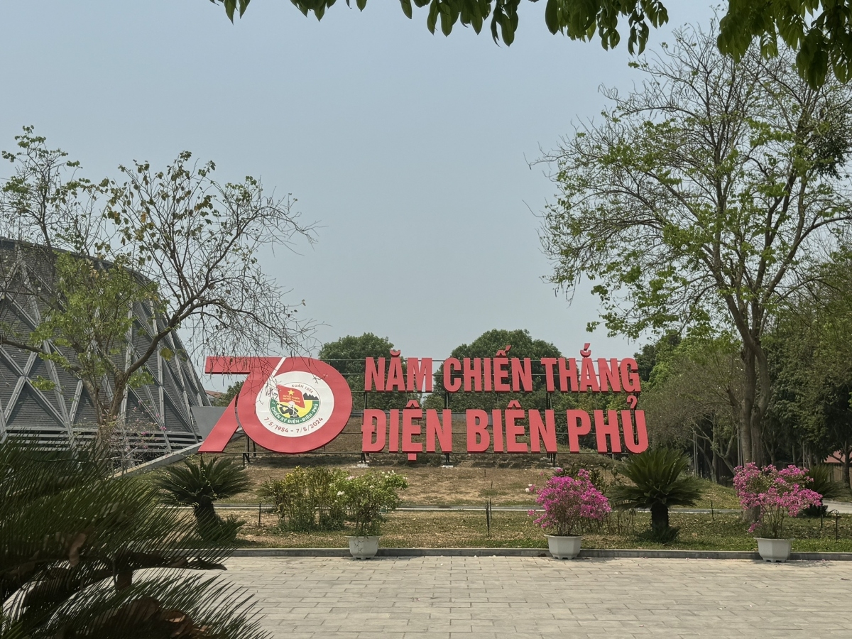 70 hơnăm tơplâ ƀlêi trâng Điện Biên Phủ