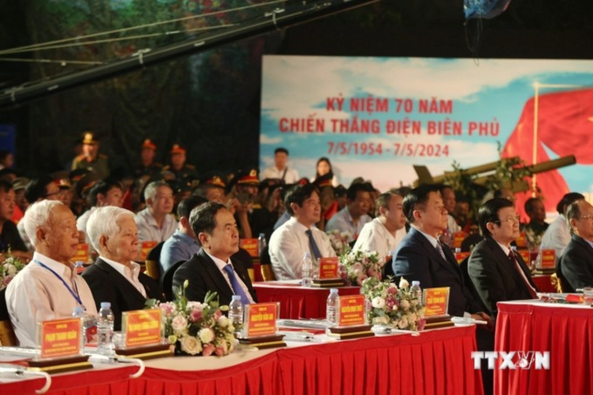 Các đồng chí lãnh đạo, nguyên lãnh đạo Đảng, Nhà nước dự chương trình tại điểm cầu thành phố Điện Biên Phủ, tỉnh Điện Biên.
