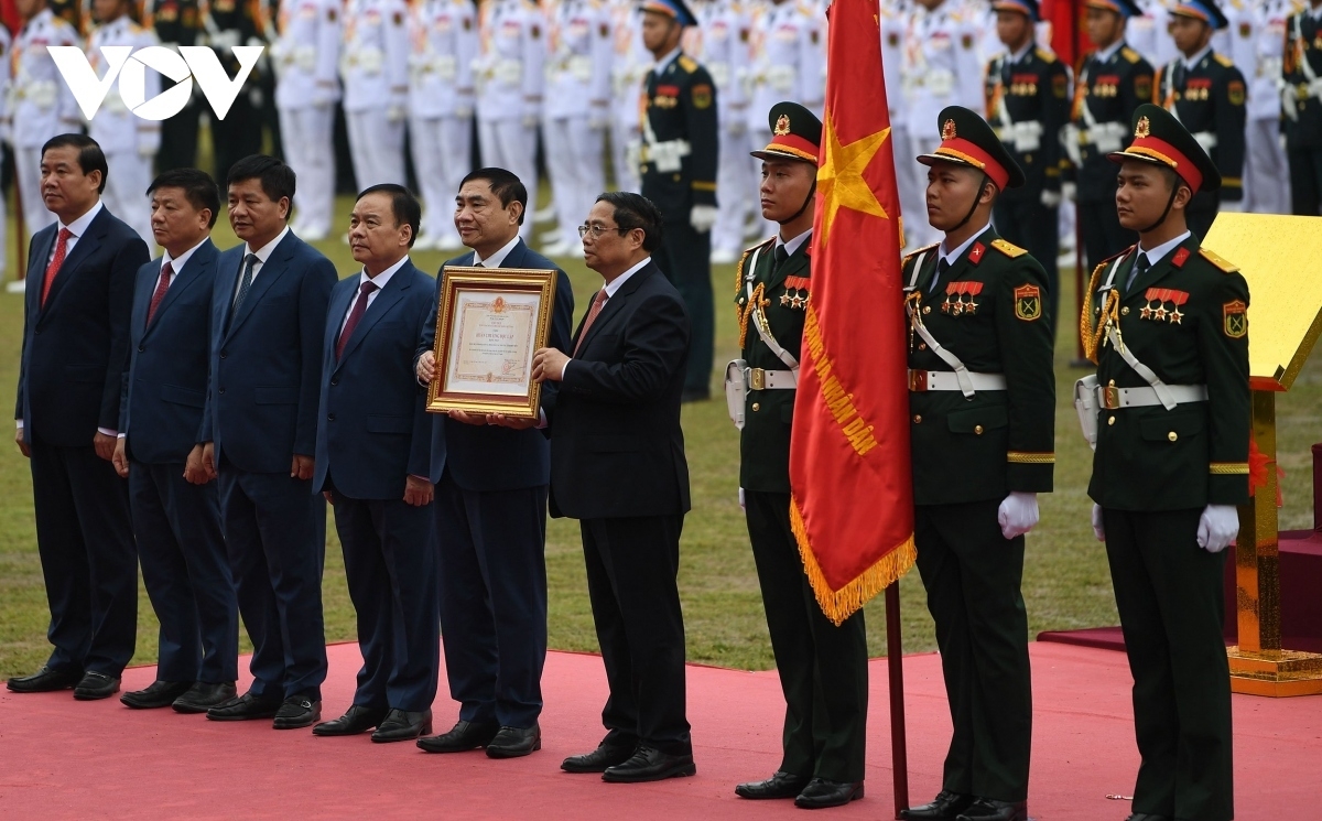 Thủ tướng Phạm Minh Chính thay mặt lãnh đạo Đảng, Nhà nước trao Huân chương Độc lập hạng Nhất tặng cho Đảng bộ, chính quyền và nhân dân các dân tộc tỉnh Điện Biên. 