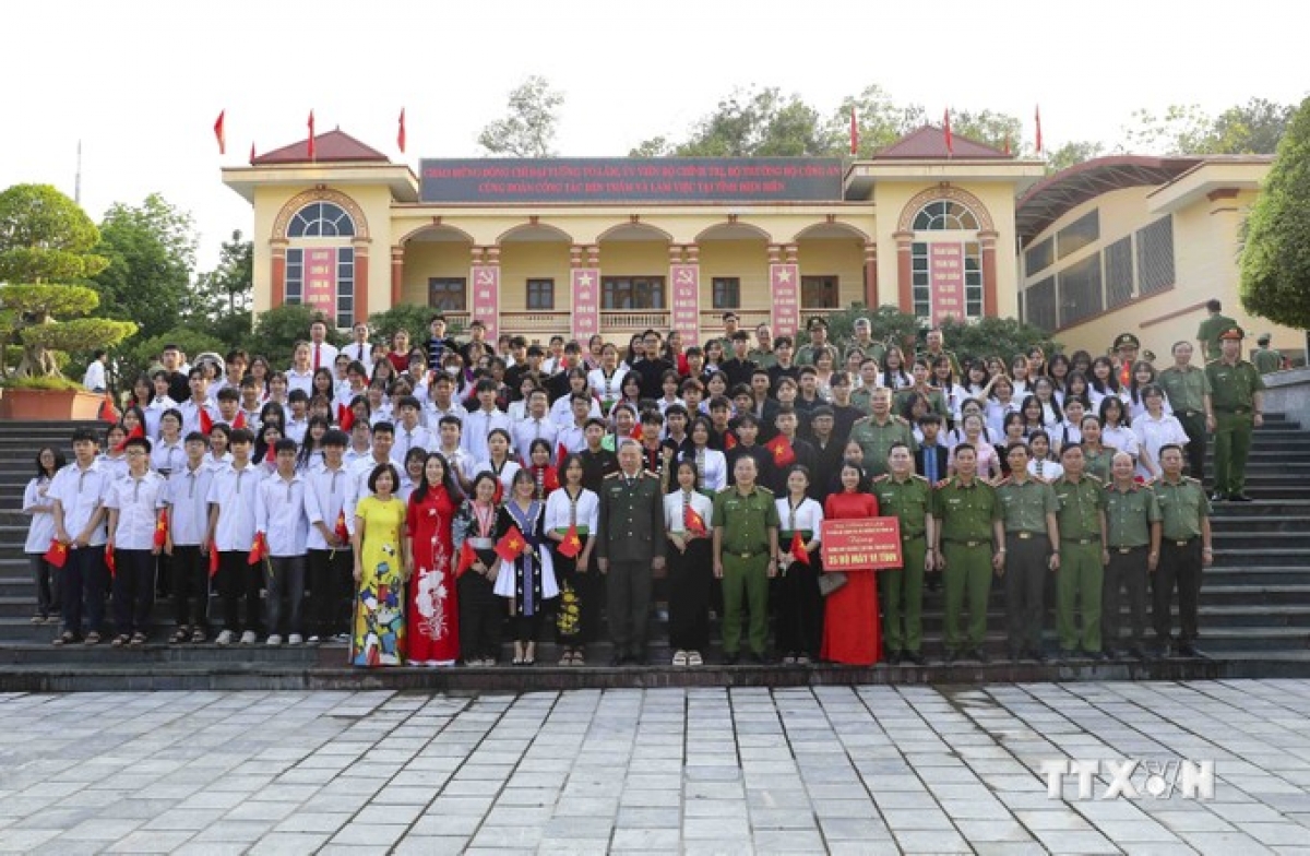 Đại tướng Tô Lâm với giáo viên, học sinh và lãnh đạo Công an tỉnh Điện Biên.