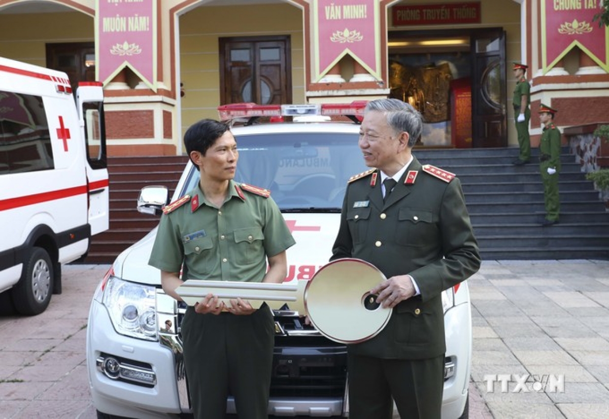Đại tướng Tô Lâm cher đoọng chìa khóa xe cứu thương đoọng ha Công an tỉnh Điện Biên.