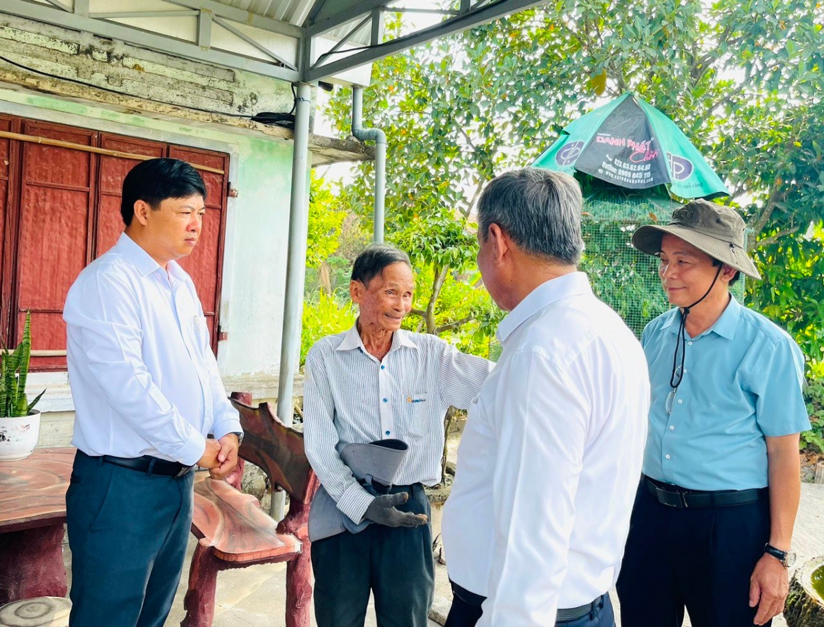 Bí thư Tỉnh ủy Lương Nguyễn Minh Triết thăm hỏi tình hình đời sống và sản xuất của một hộ dân ở thôn An Hòa.