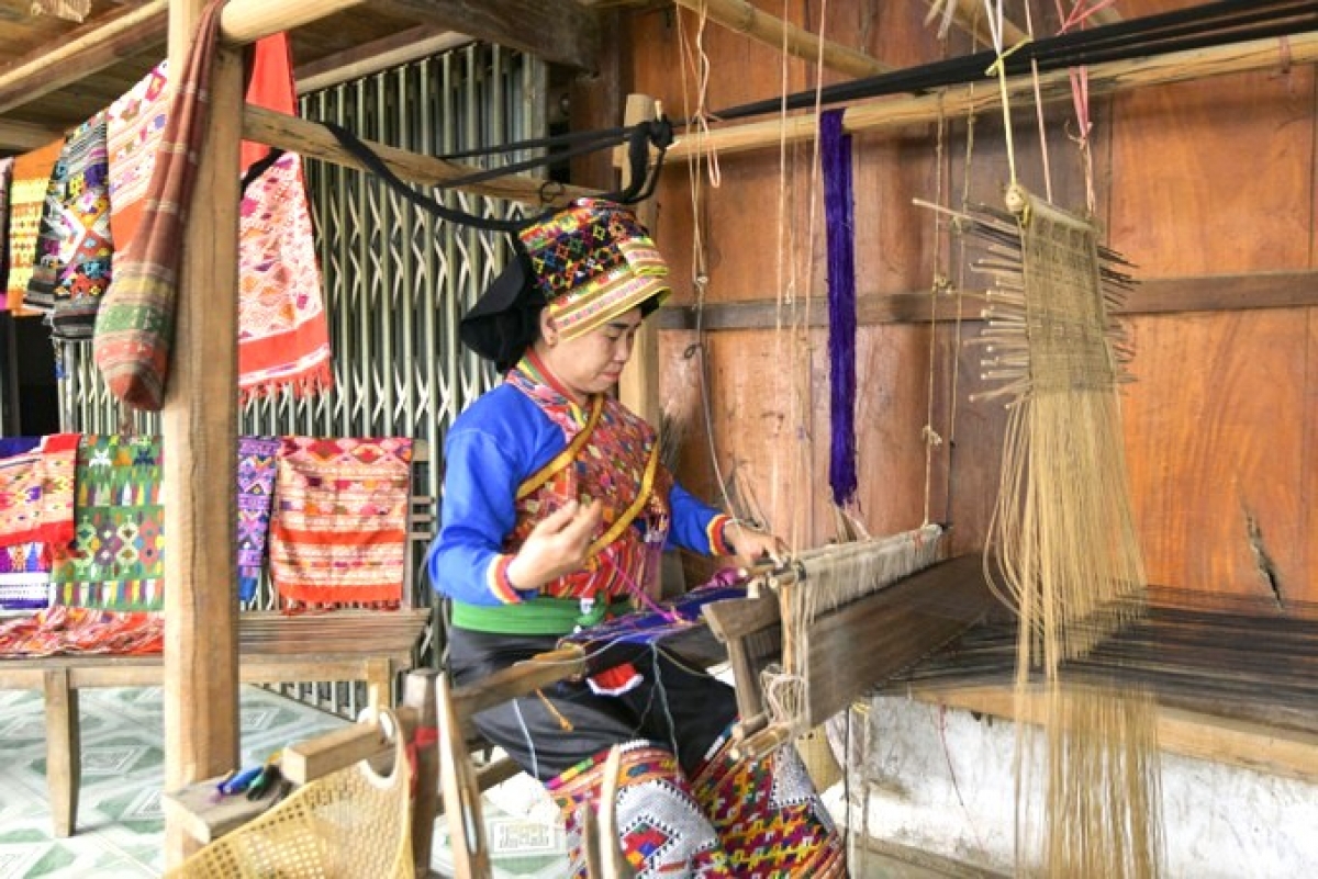 Những người phụ nữ dân tộc Lào vẫn hàng ngày cần mẫn, tỉ mẫn bên khung cửi giữ nghề truyền thống. Ảnh: Phương Nam