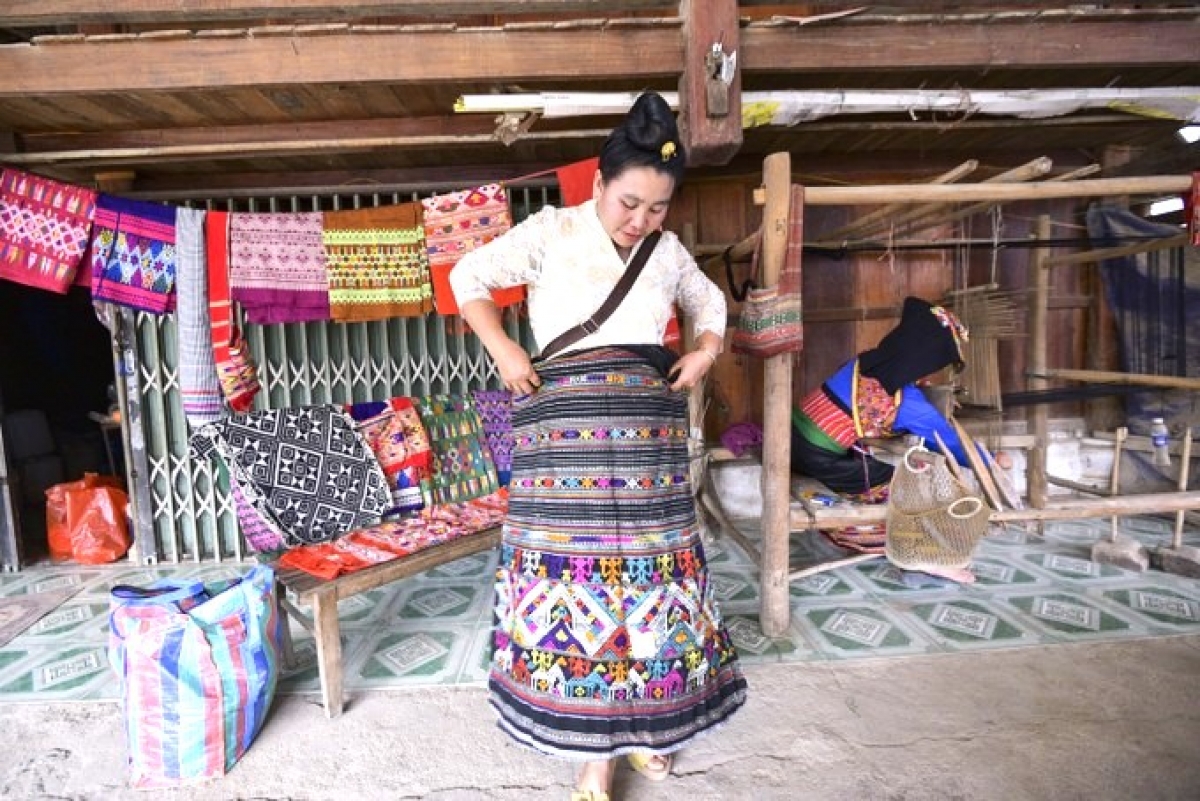 Thổ cẩm của đồng bào dân tộc Lào chủ yếu được sử dụng trong đời sống hàng ngày như váy áo, chăn, đệm. Ảnh: Phương Nam