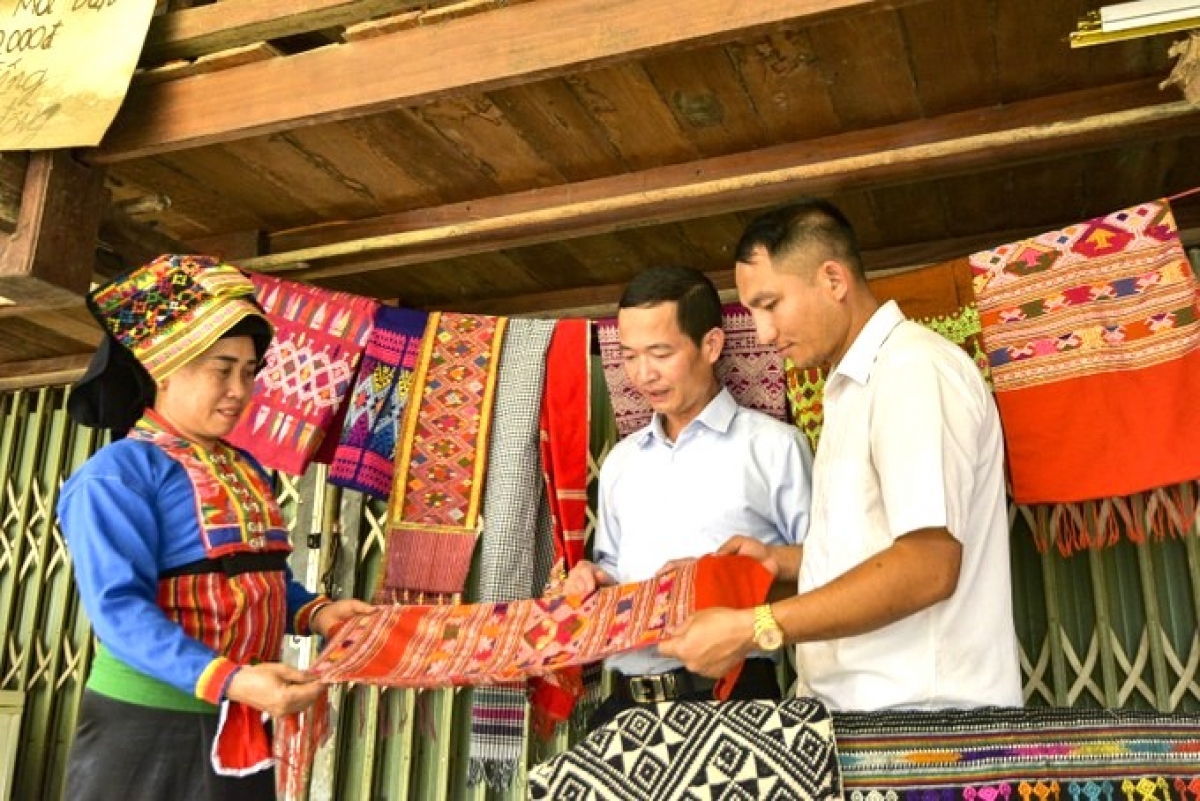 Các sản phẩm của đồng bào dân tộc Lào cần được hỗ trợ tiếp thị, quảng bá để tăng thu nhập cho bà con cũng như để nghề truyền thống được bảo tồn và ngày càng phát triển. Ảnh: Phương Nam