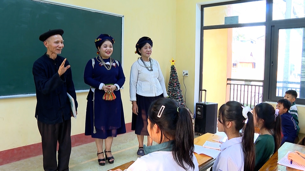Ông Hoàng Quang Nhạn và các nghệ nhân  dạy hát Khắp Coọi ở trường học.