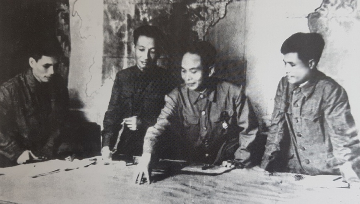 Đại tướng Võ Nguyên Giáp và các đồng chí trong Bộ Chỉ huy chiến dịch họp bàn kế hoạch tác chiến Chiến dịch Điện Biên Phủ năm 1954. Ảnh tư liệu