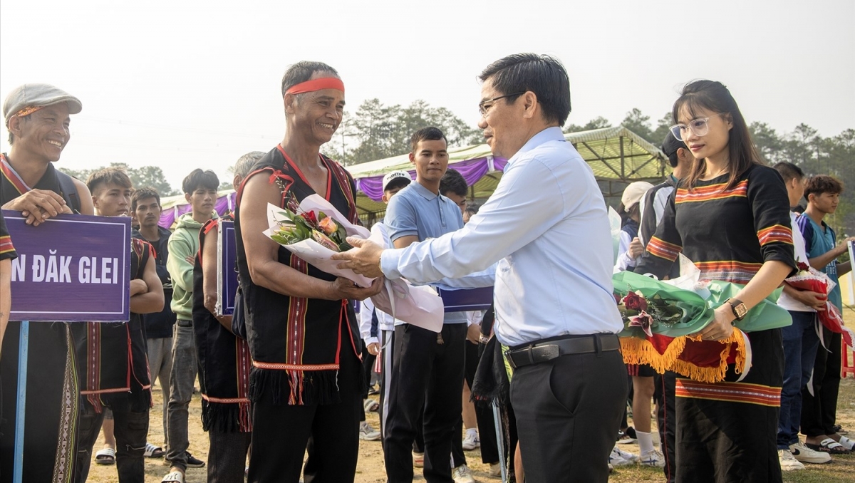 Lãnh đạo huyện Đăk Glei tặng hoa và cờ cho các đoàn