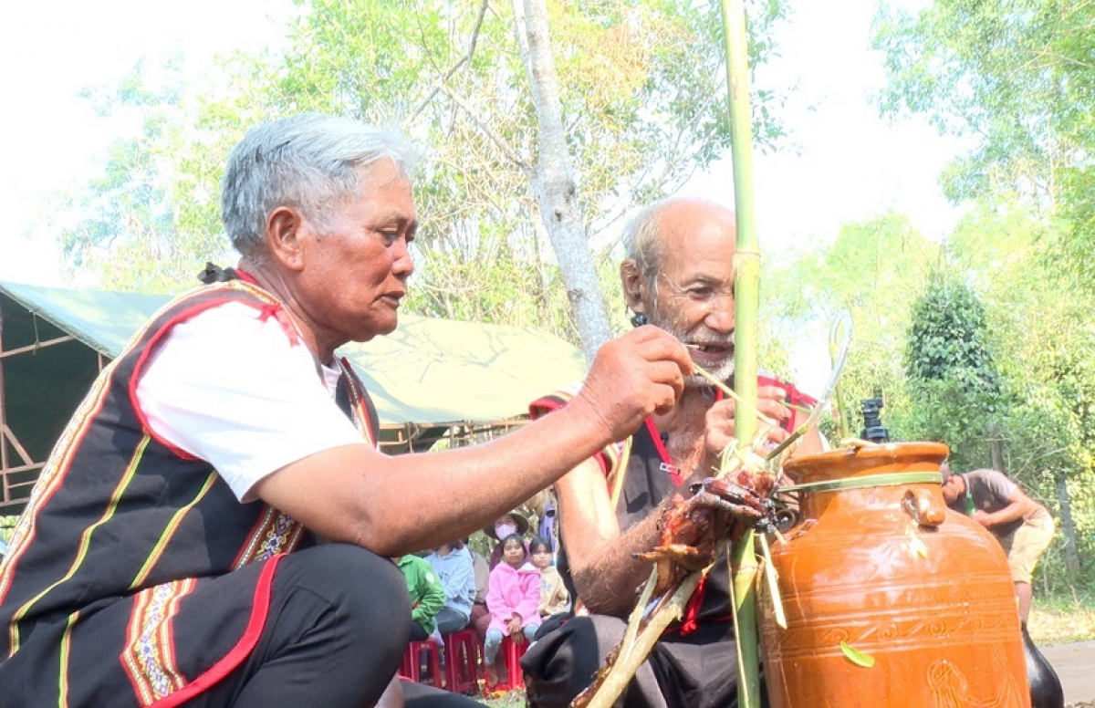 Tha plơi hơduah ia hơjan amăng hrơi ngă yang pin ia mơng djuai ania Bahnar