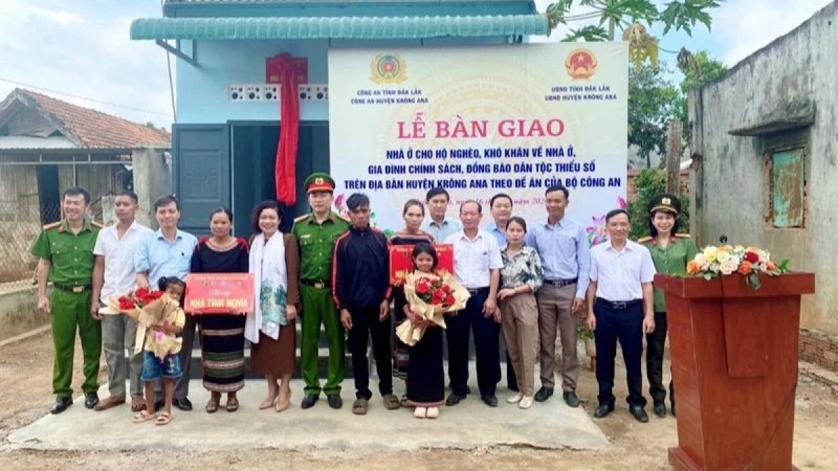 Công an huyện Krông Ana phối hợp Ủy ban nhân dân huyện Krông Ana tổ chức lễ bàn giao nhà thuộc Đề án hỗ trợ xây dựng 1.200 căn nhà cho các hộ nghèo cho hộ nghèo đưa vào sử dụng.