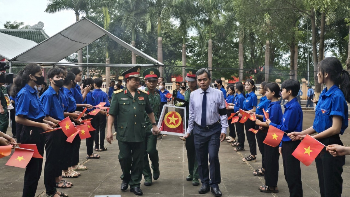 Khua Jơnum min mơnuih ƀôn sang tơring čar Gia Lai hăng Khua git gai Quân khu 5 ba tơlang tơleh ling tơhan pơsăn drơi glăi pơ̆ pơsăt pơdơi