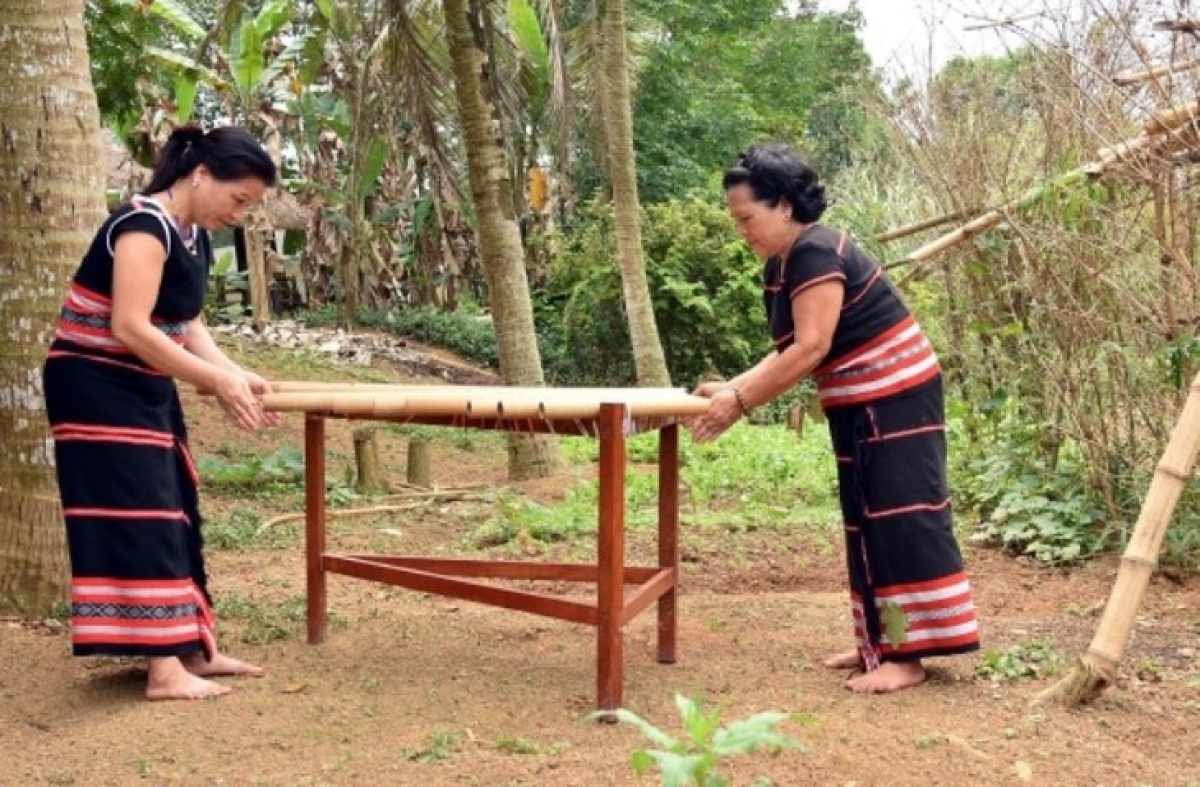 Yă Y Sinh mơnuih  kơhnăk gru đưm dŏ pơtô sa čô dra djuai ania Sedang pah đing pơng (Klông Put)