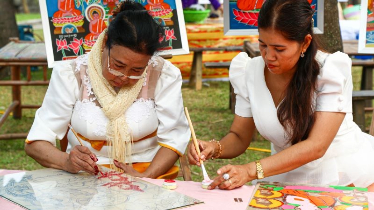 Vẽ tranh kính là nghề truyền thống đậm nét văn hóa đặc trưng của đồng bào dân tộc Khmer. Ảnh: Hải Ly