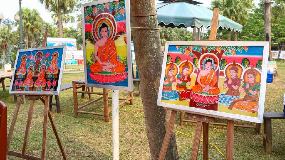 Những hình ảnh về Đức Phật là chủ đề của nhiều bức tranh kính của đồng bào Khmer. Ảnh: Hải Ly
