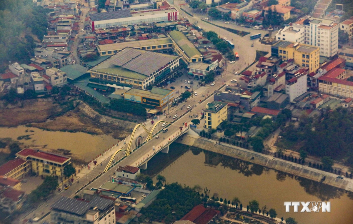 Cầu Thanh Bình, công trình chào mừng kỷ niệm 70 năm Chiến thắng Điện Biên Phủ mới được hoàn thành. Ảnh: Xuân Tư - TTXVN