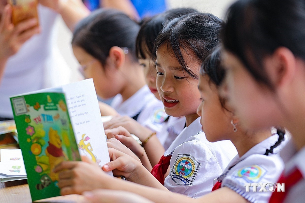 Học sinh các trường trên địa bàn huyện Lạc Sơn, tỉnh Hòa Bình đọc sách tại thư viện sách lưu động của Thư viện tỉnh Hòa Bình. Ảnh: Trọng Đạt - TTXVN
