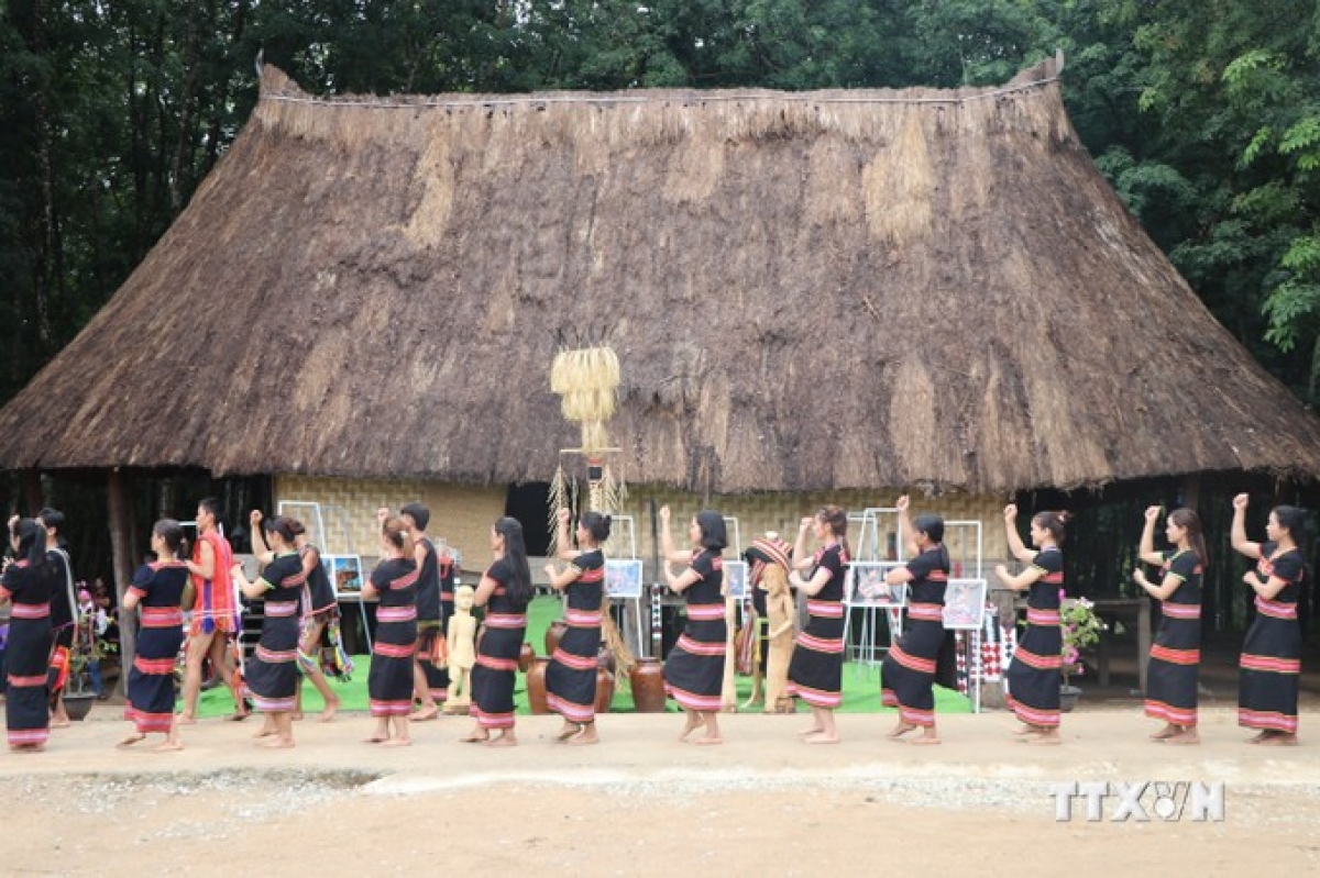 Phụ nữ dân tộc Gié-Triêng hát múa tại Làng Đăk Răng, xã Đăk Dục (Ngọc Hồi, Kon Tum). Ảnh: Khoa Chương - TTXVN