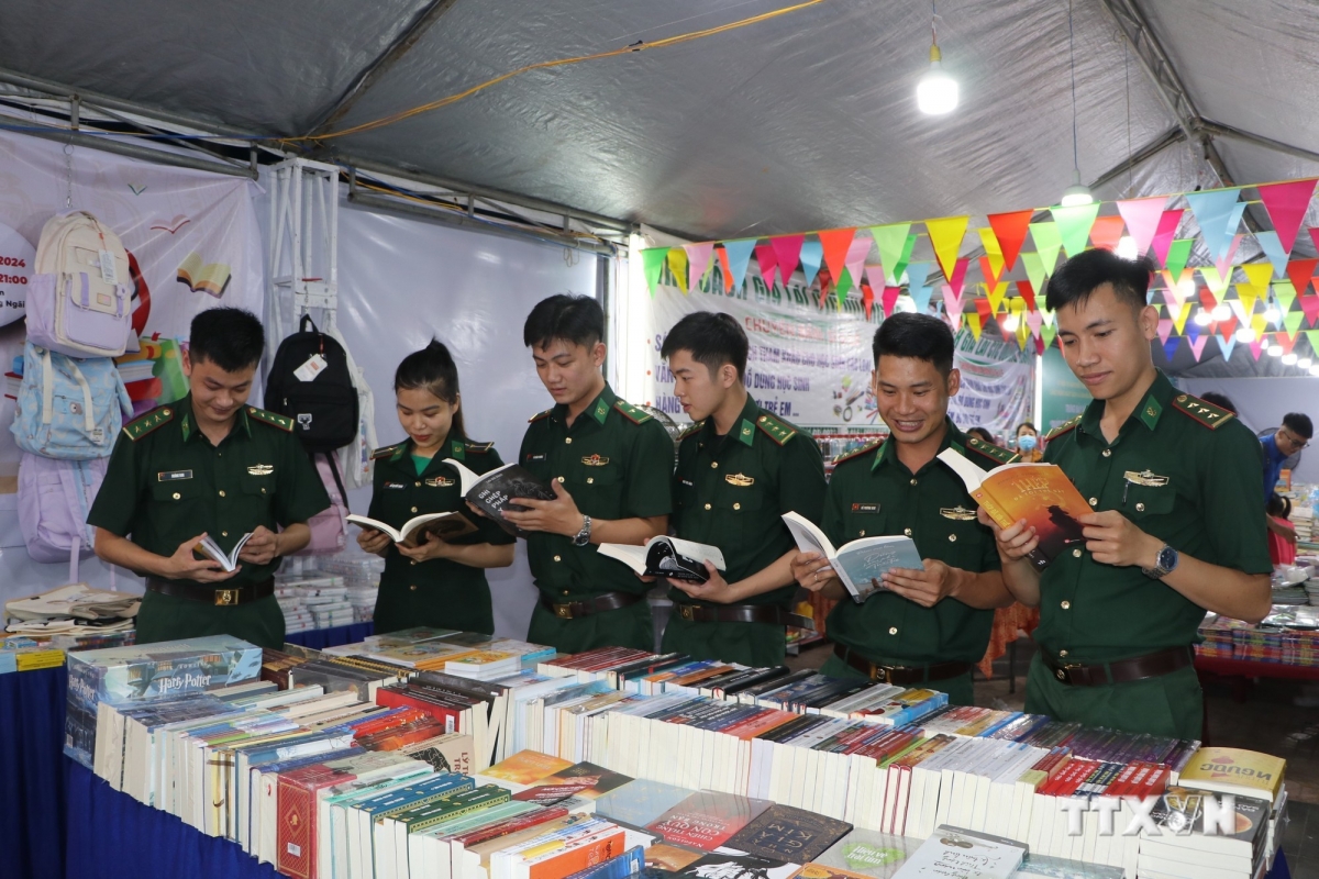 Các chiến sĩ hưởng ứng Ngày sách và Văn hóa đọc Việt Nam. Ảnh: Đinh Hương - TTXVN