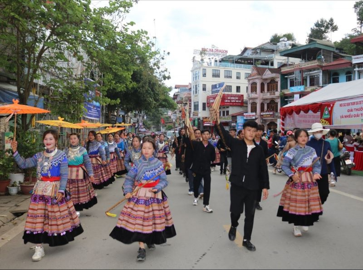 CLB văn nghệ dân gian Hồng Mi trình diễn múa gậy sênh tiền, khèn Mông… phục vụ khách du lịch tại miền cao nguyên trắng Bắc Hà.