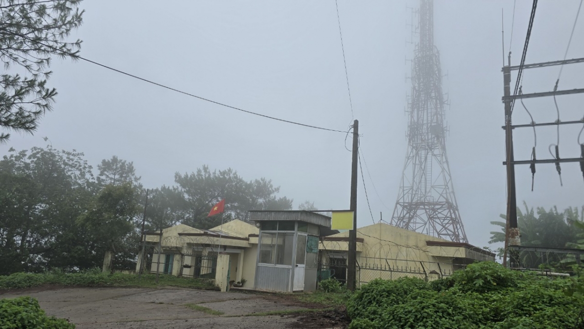 Mah giăm jơlan mrô 14, ataih mơng plơi prong Pleiku kơnong 14 km, 4 čô mơnuih apăn bruă dŏ hơdip hăng mă bruă hăng čư̆ Hdrông kơnong ngă gơyut hăng glông pôr pơhing, pơdah rup, hăng pơ-iă, angĭn, hơjan, kơthel kơnăm