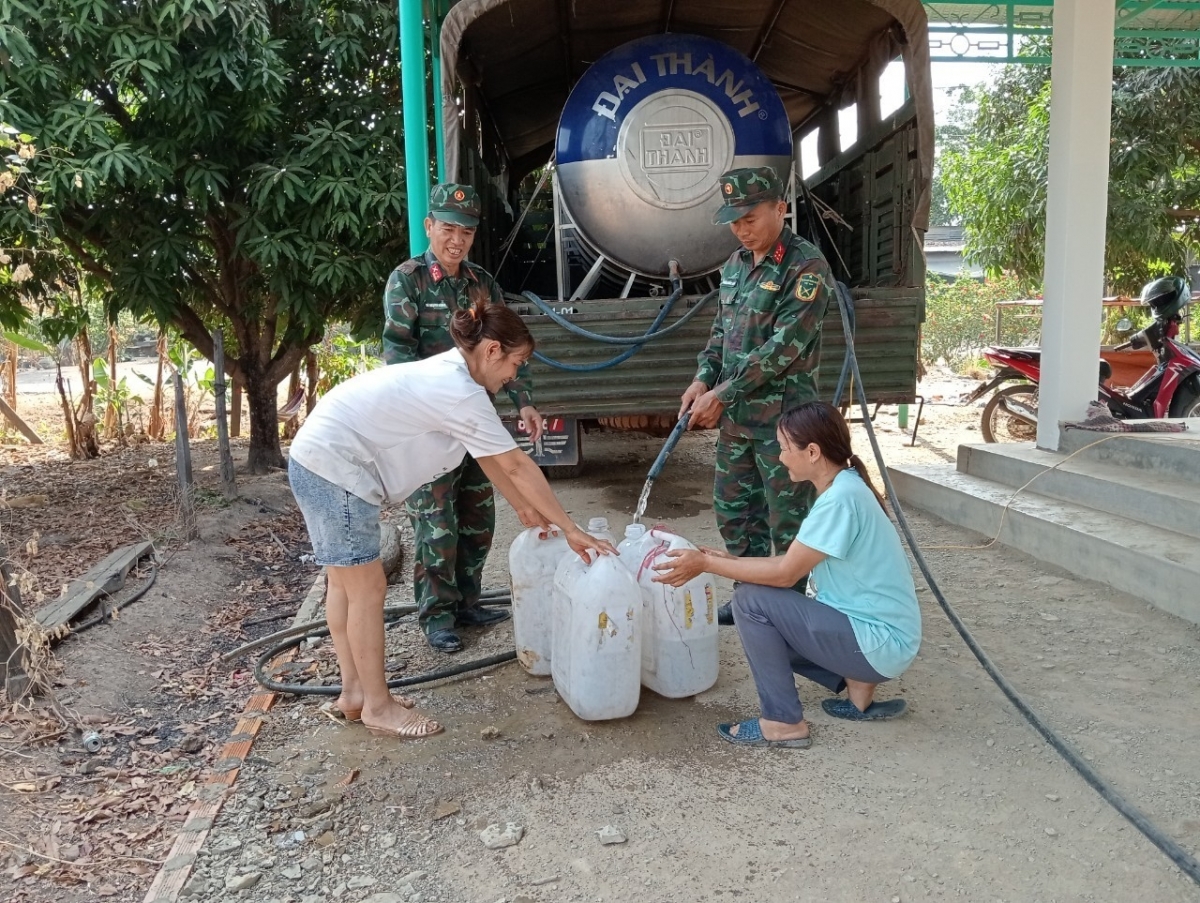 Bộ đội chở nước đến khu dân cư phục vụ người đân biên giới