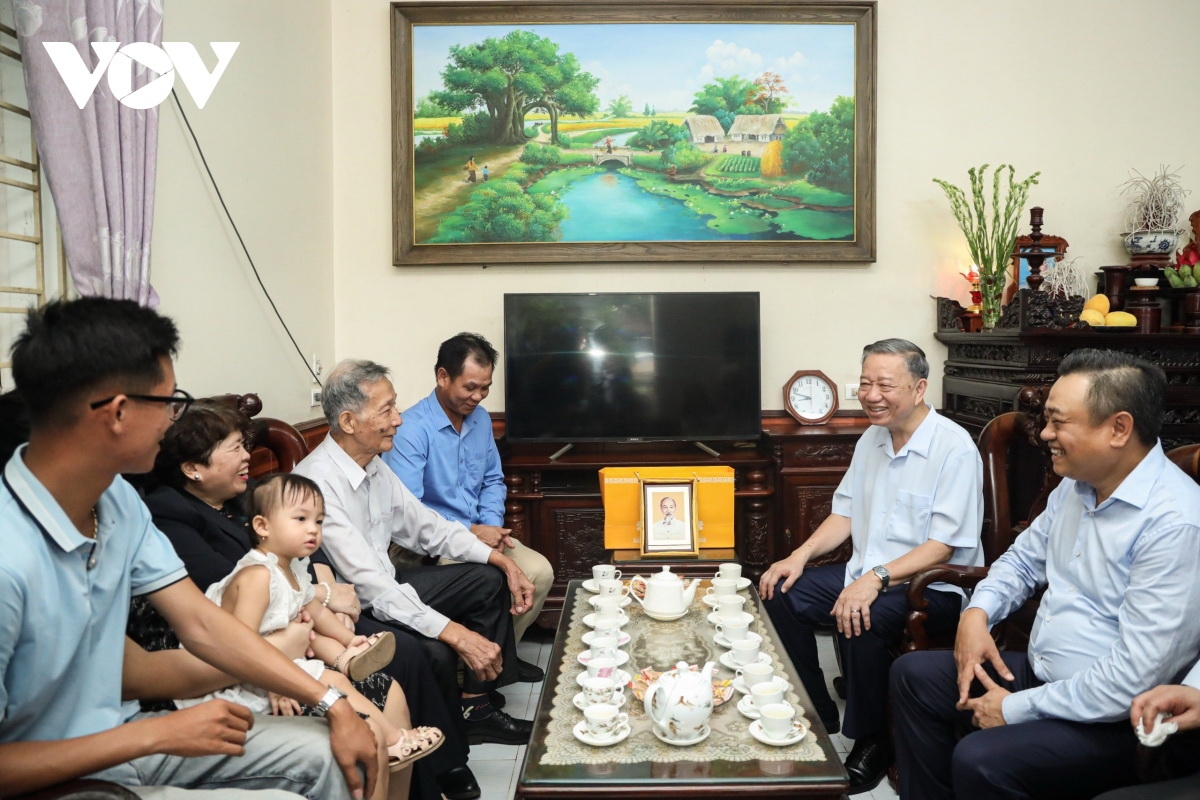 Chủ tịch nước thăm tặng quà gia đình Cựu chiến binh Kiều Văn Quốc