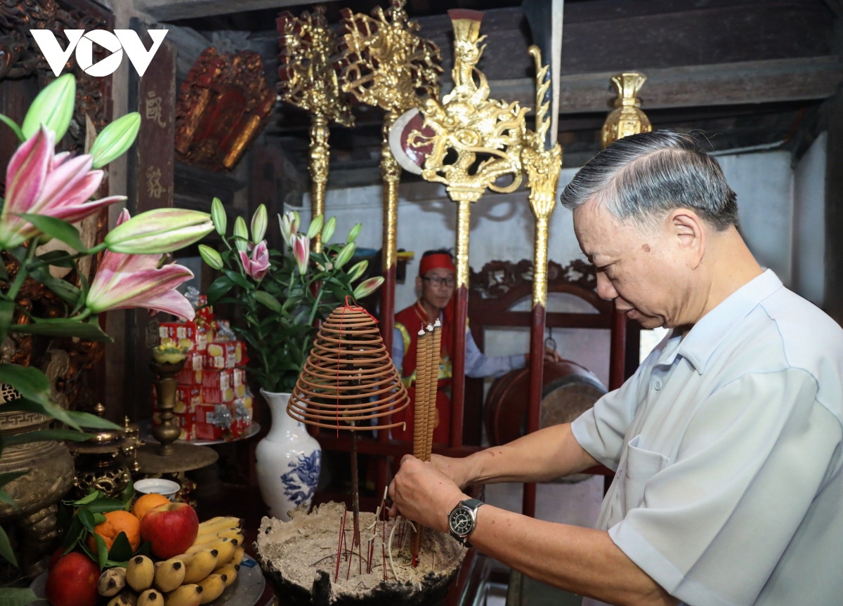 Chủ tịch nước Tô Lâm bắt hương đhị đền thờ Bố Cái Đại Vương Phùng Hưng lâng Vua Ngô Quyền