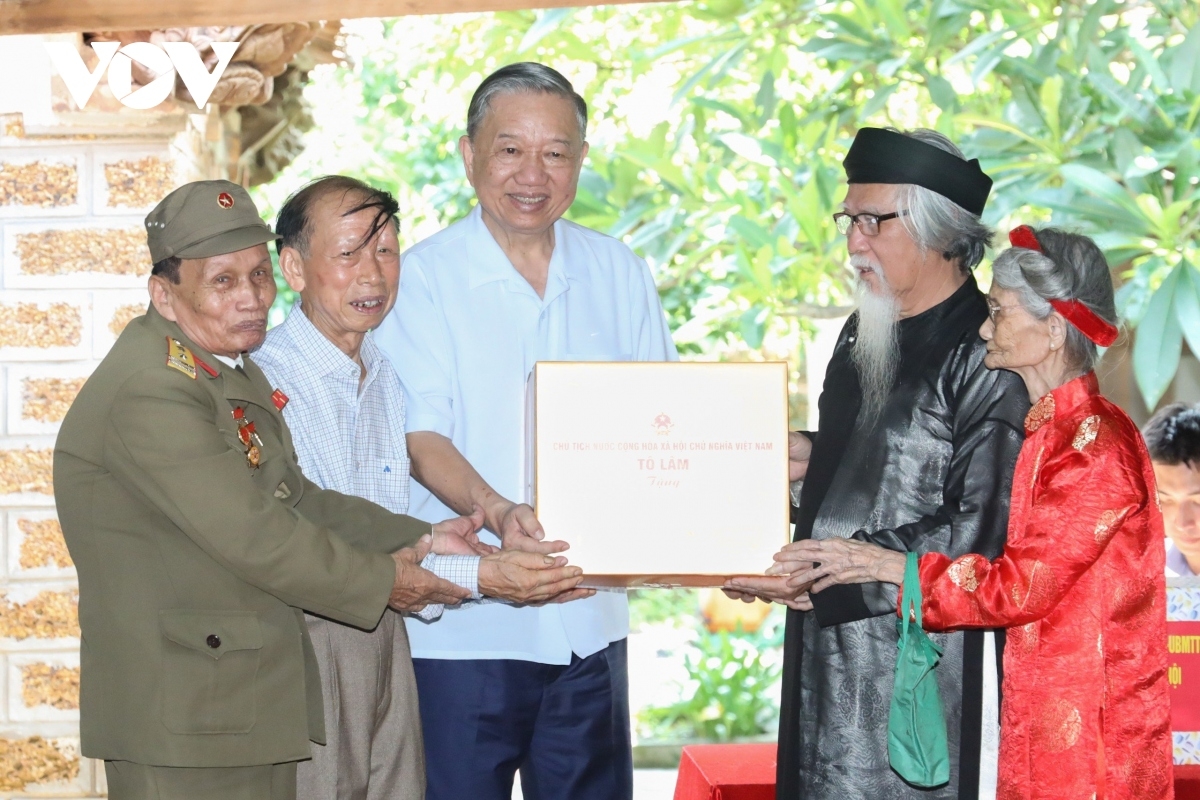 Chủ tịch nước tặng quà các bậc cao niên của xã Đường Lâm