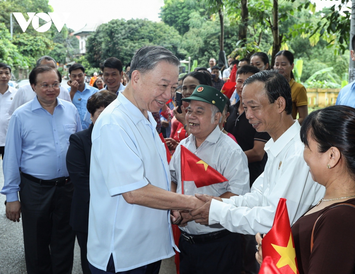Chủ tịch nước Tô Lâm thăm hỏi, động viên nhân dân làng cổ Đường Lâm