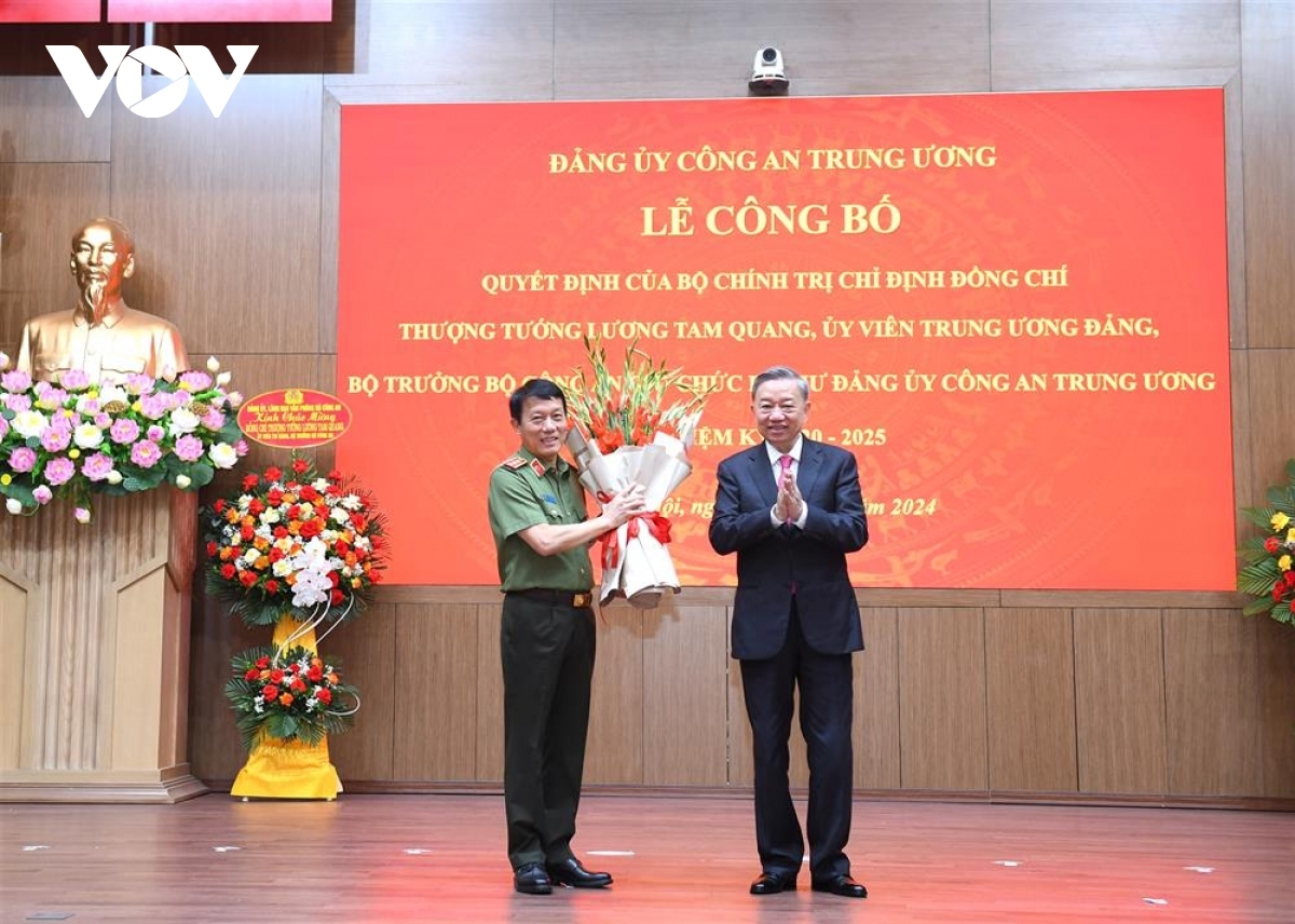 Chủ tịch nước tặng hoa chúc mừng Bộ trưởng Lương Tam Quang