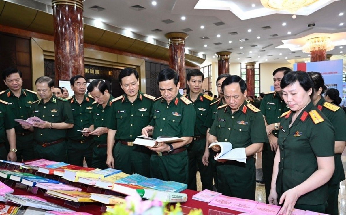 Đại tướng Phan Văn Giang čuă lăng anih pơdă prưng ƀơi anih Jơnum