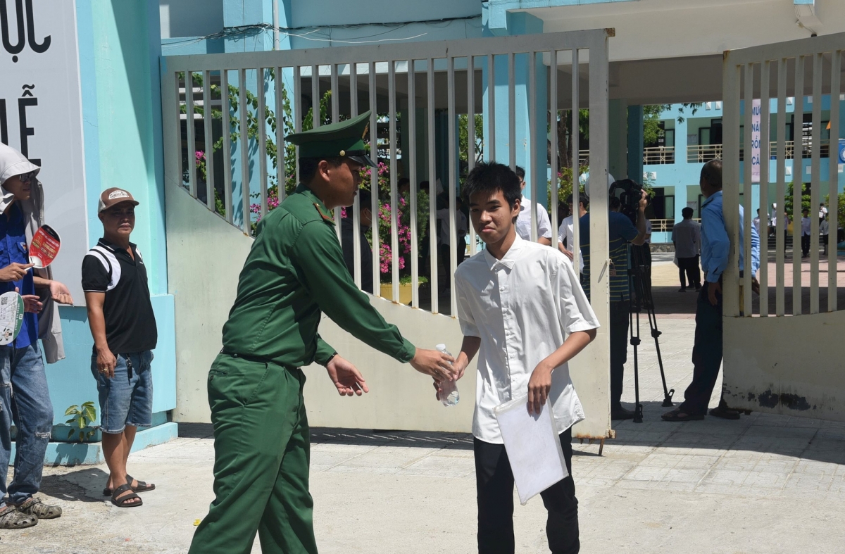 Bộ đội Biên phòng tỉnh tham gia tiếp sức mùa thi cho TS tại điểm thi Trường THPT Trần Cao Vân (Tam Kỳ). Ảnh: X.P