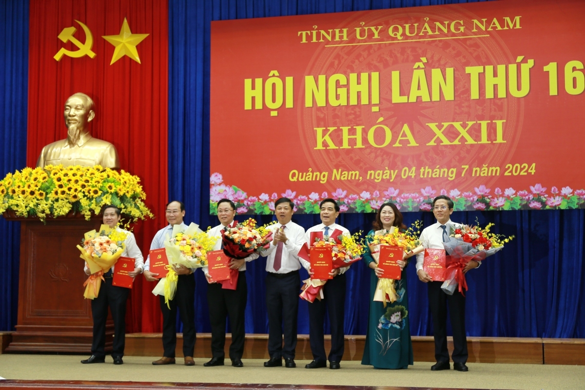 Ông Lương Nguyễn Minh Triết, Bí thư Tỉnh ủy Quảng Nam (thứ 4 từ trái sang) trao quyết định và tặng hoa cho các cán bộ được phân công, điều động ở vị trí công tác mới.
