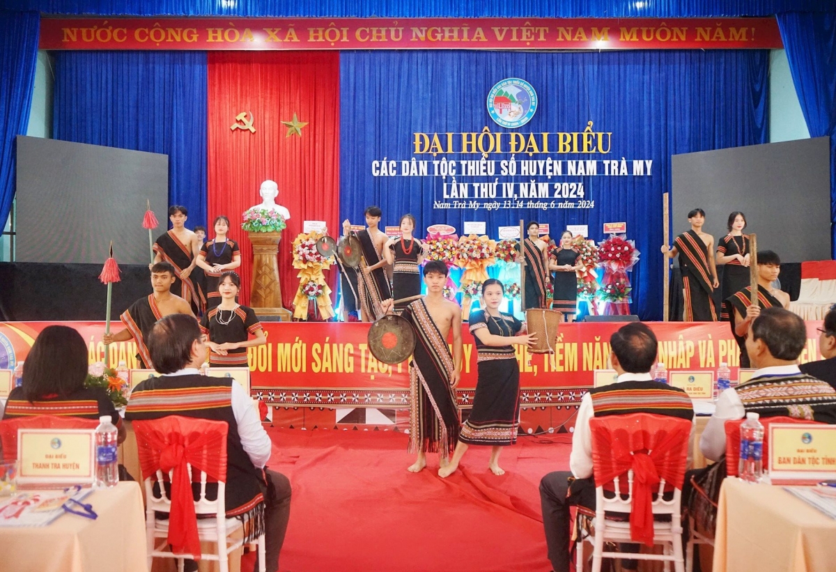 Trình diễn nghệ thuật tại Đại hội đại biểu các DTTS huyện Nam Trà My. Ảnh: CTV