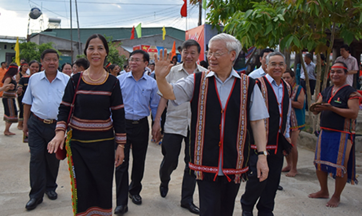 Tổng Bí thư Nguyễn Phú Trọng với đồng bào các dân tộc ở Tây Nguyên. Ảnh KT: TTXVN