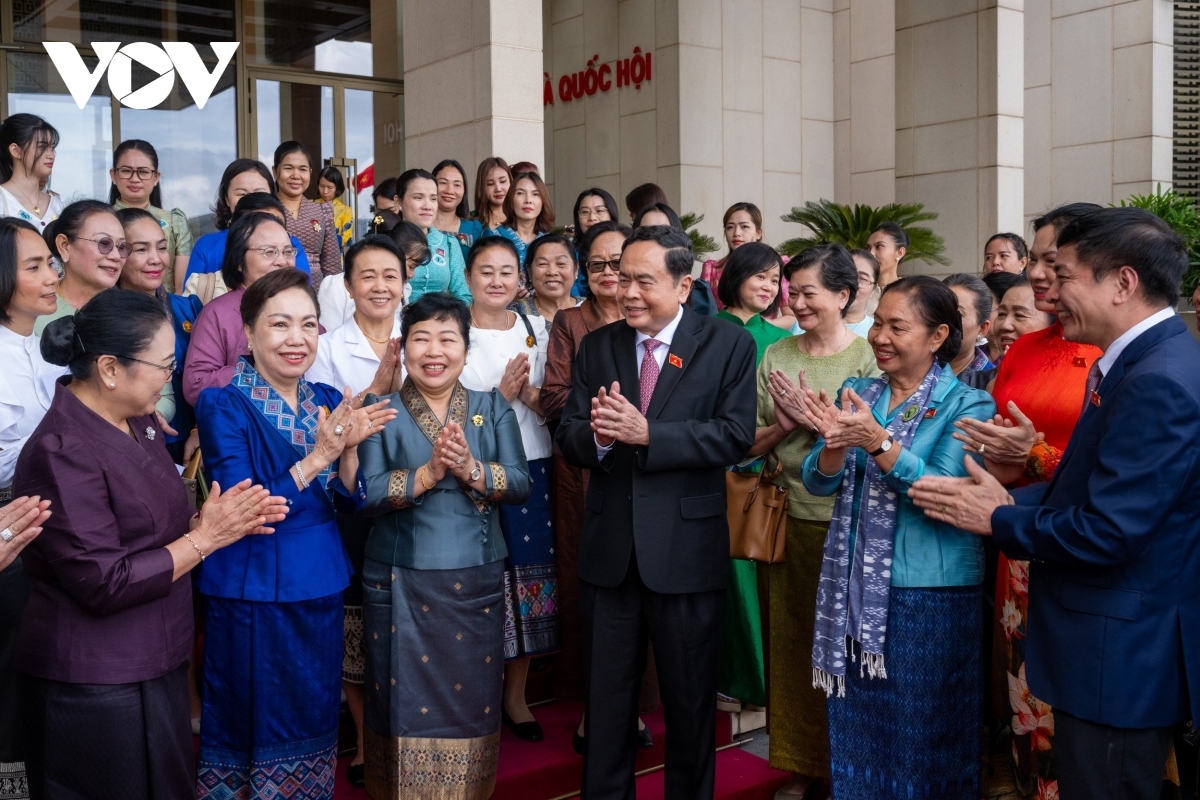 Chủ tịch Quốc hội Trần Thanh Mẫn lưm Apêê Đại biểu hội pân đil lâng pân đil doanh nhân Lào lâng Campuchia bêl