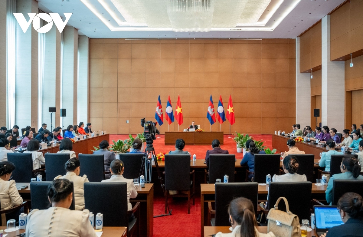 Chủ tịch Quốc hội tiếp Đoàn đại biểu hội phụ nữ và nữ doanh nhân Lào và Campuchia