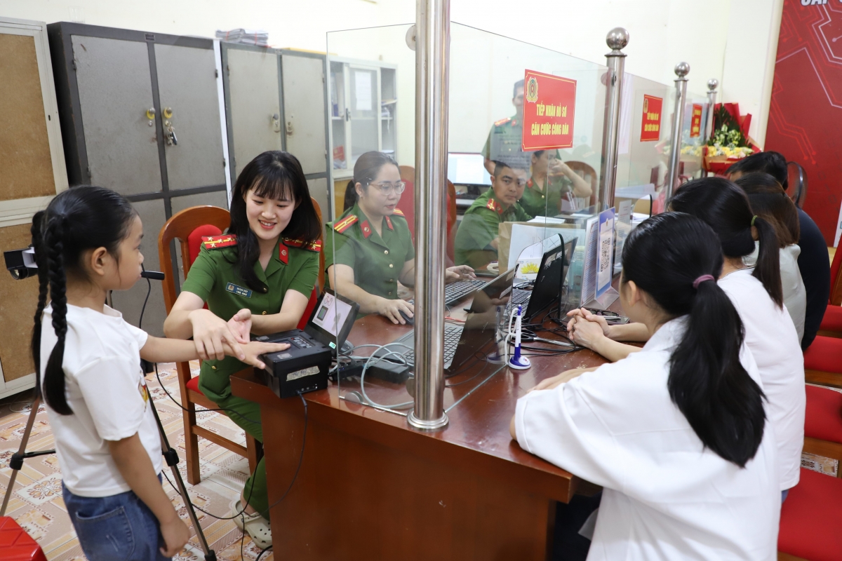 Trẻ em dưới 14 tuổi được bố mẹ đưa đến làm thủ tục cấp thẻ căn cước.
Ảnh: Thừa Xuân/VOV Tây Bắc