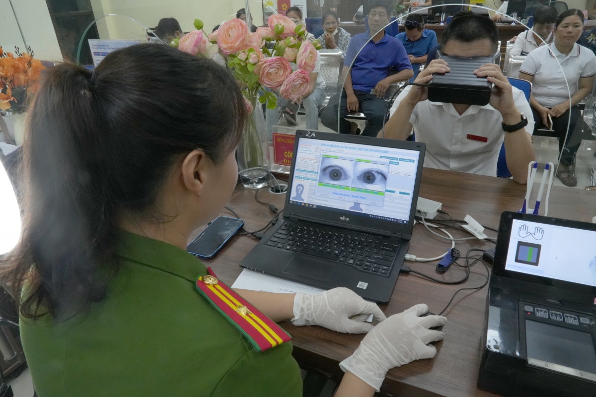 Điểm mới trong quá trình tiếp nhận hồ sơ là thu nhận thông tin sinh trắc học mống mắt.
Ảnh: Thừa Xuân/VOV Tây Bắc