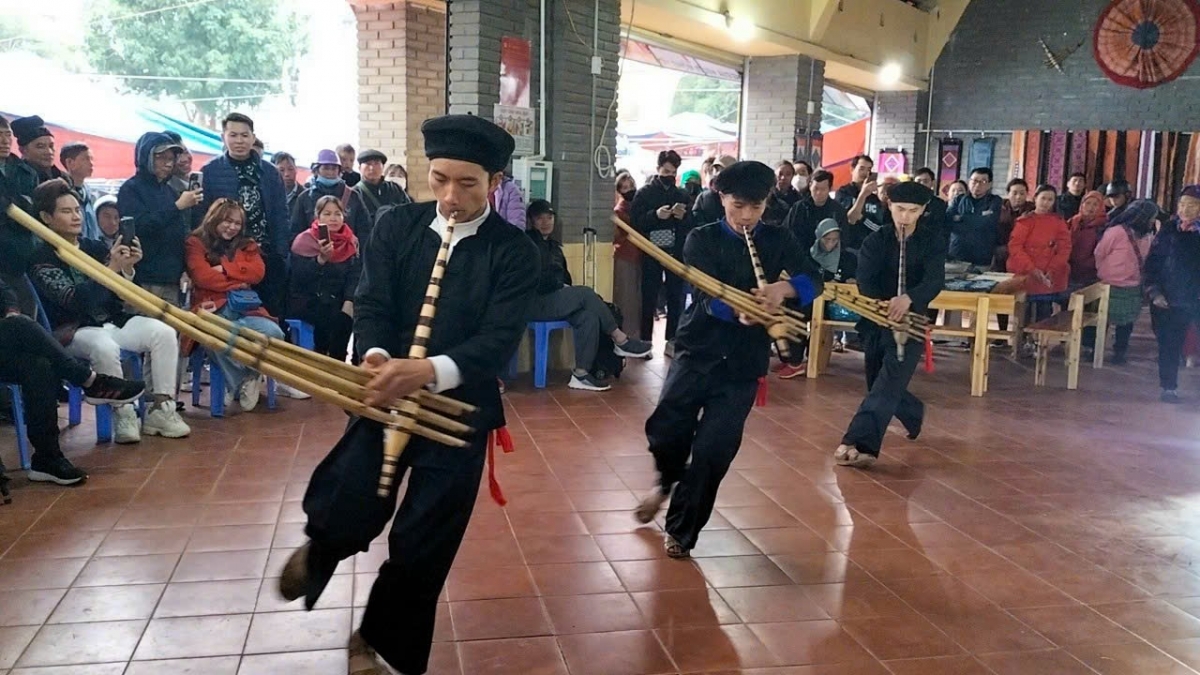 Thành viên CLB Hông Mi biểu diễn điệu múa khèn phục vụ du khách tại chợ phiên Bắc Hà . Ảnh: Giàng A Hải-Chủ nhiệm CLB Hồng Mi