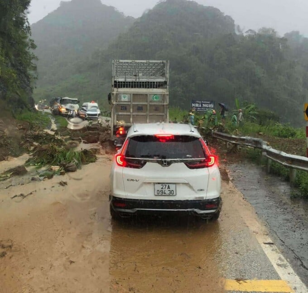 Giao thông trên Quốc lộ 6, đoạn qua huyện Vân Hồ bị ách tắc kéo dài vì sạt lở đất đá