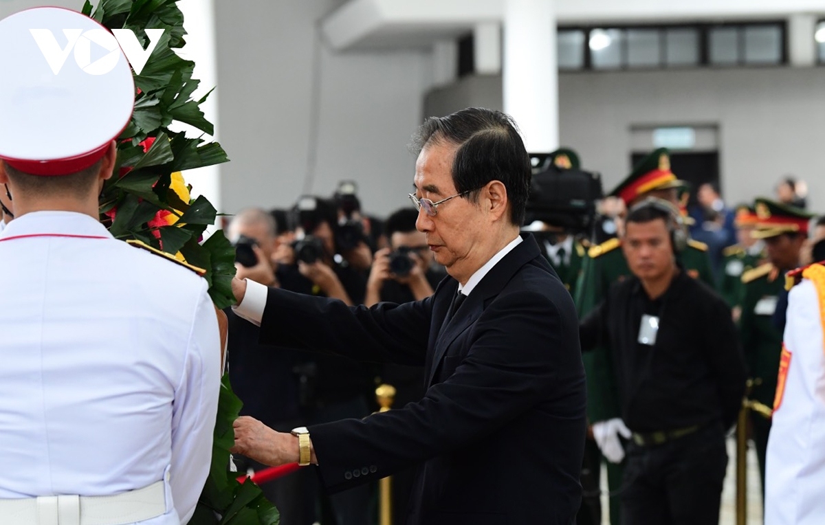 Đoàn Hàn Quốc do Thủ tướng Han Duck Soo, đặc phái viên của Tổng thống Hàn Quốc làm Trưởng đoàn vào viếng Tổng Bí thư Nguyễn Phú Trọng.