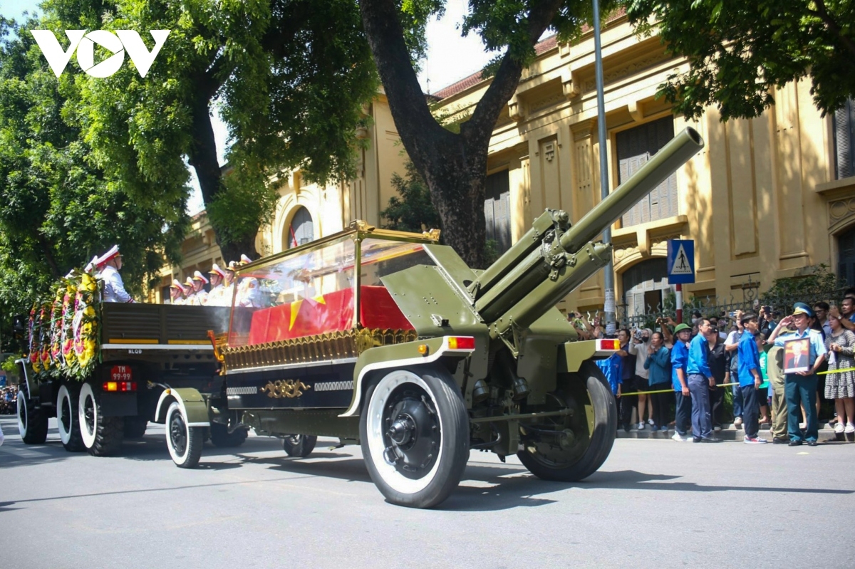 Người dân đứng kín hai bên đường Lê Thánh Tông để tiễn biệt Tổng Bí thư