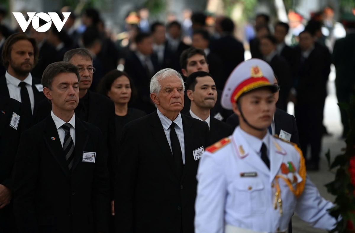 Đoàn Liên minh châu Âu do ông Josep Borrell - Đại diện Cấp cao Liên minh châu Âu về Chính sách Đối ngoại và An ninh, Phó Chủ tịch Ủy ban châu Âu dẫn đầu vào viếng Tổng Bí thư Nguyễn Phú Trọng.