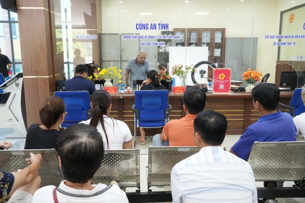 Ngay trong những ngày đầu Luật Căn cước có hiệu lực, nhiều người đã đến làm thủ tục cấp thẻ căn cước ở Trung tâm phục vụ hành chính công của tỉnh. Ảnh: Thừa Xuân/VOV Tây Bắc